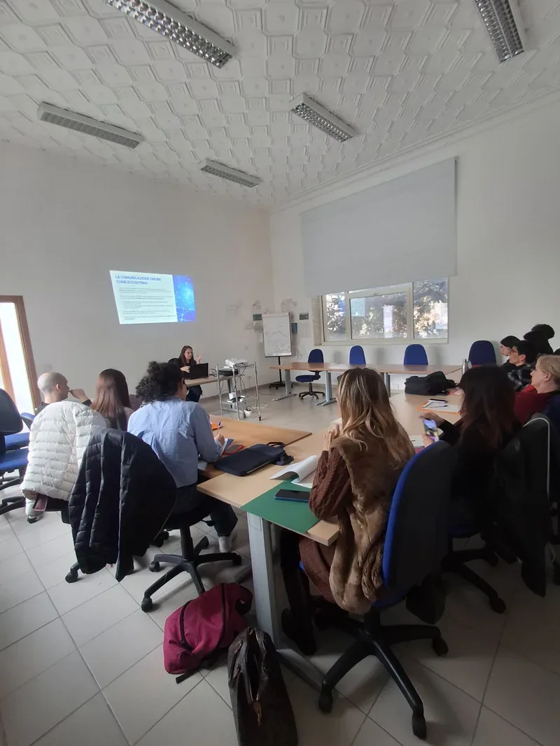 Aula del corso Comunicazione Digitale Integrata della Fondazione Città del Fanciullo, con la formatrice che presenta la comunicazione online come ecosistema